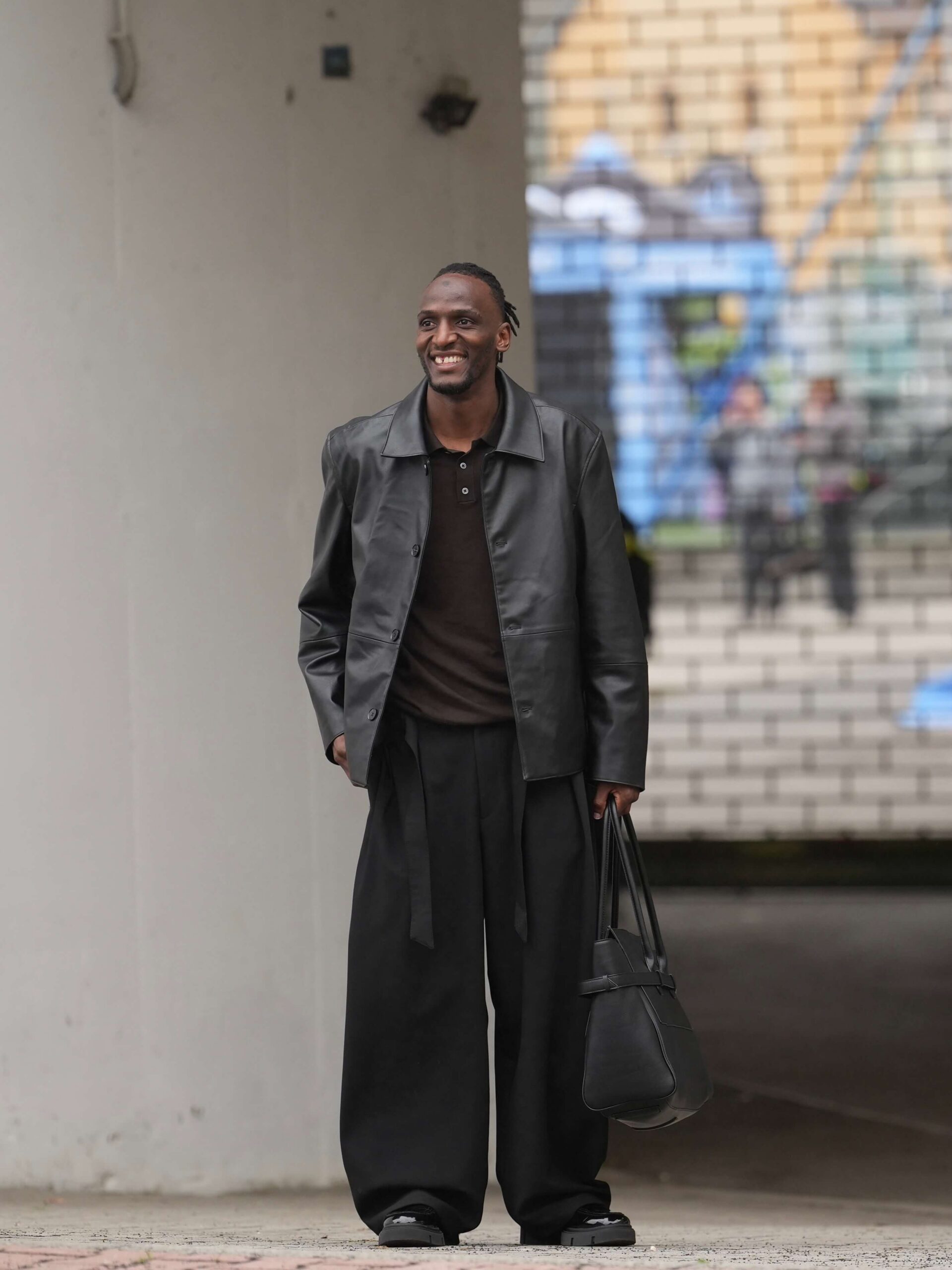 Aziz Kayondo przed meczem FC Slovan Liberec stylizacja i przygotowanie