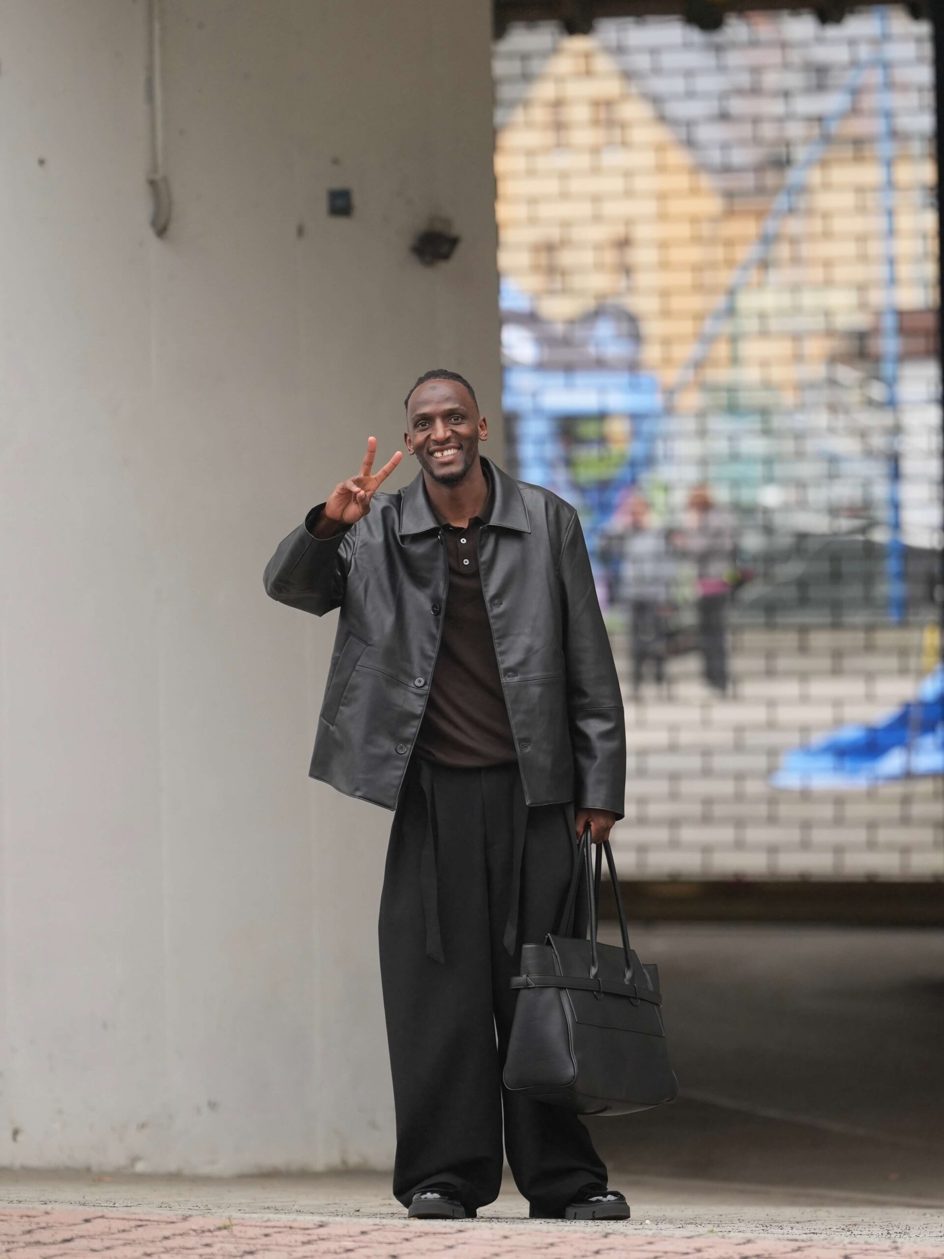 Aziz Kayondo w ciekawej stylówce