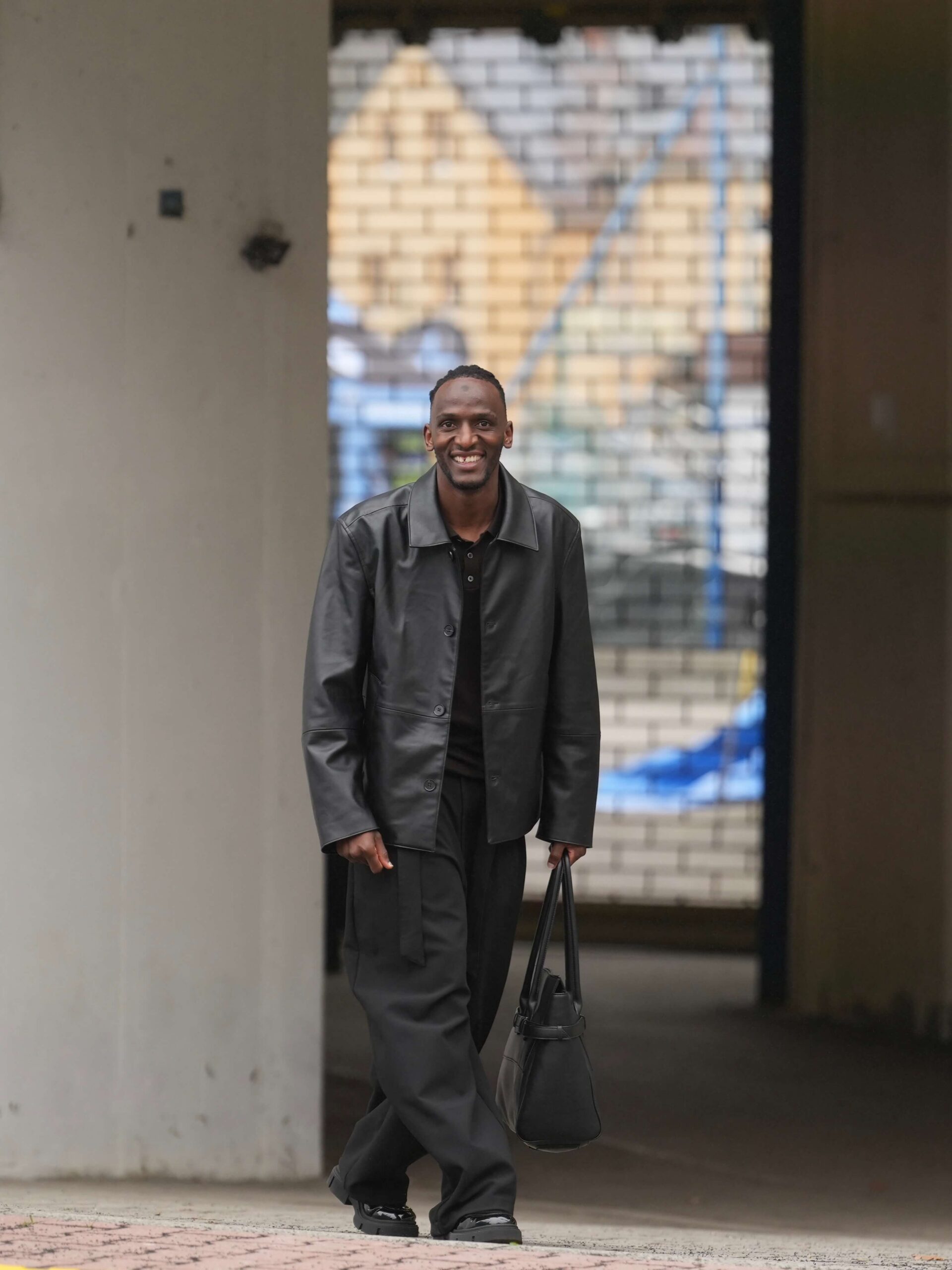 Aziz Kayondo przed meczem FC Slovan Liberec stylizacja i przygotowanie