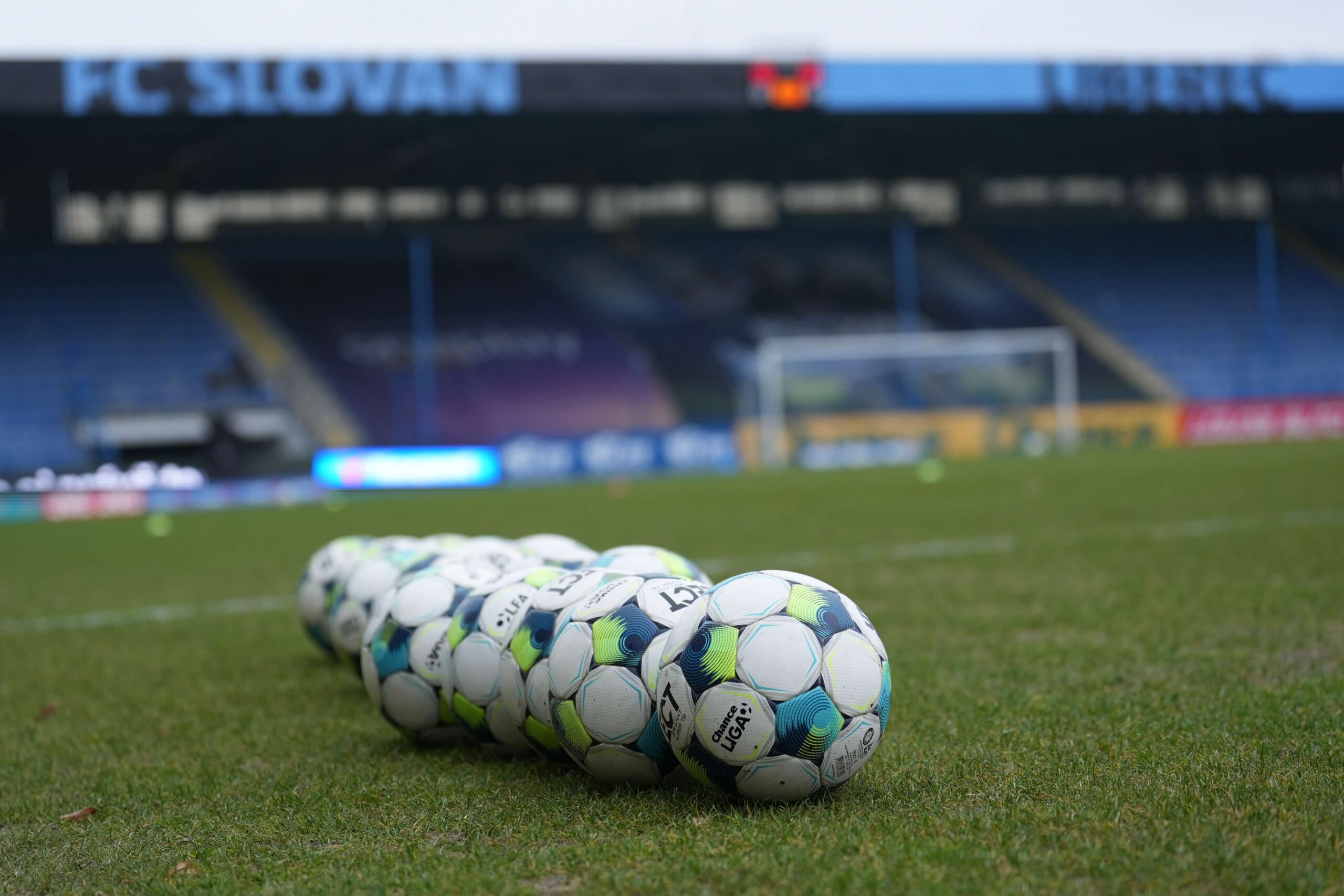 Piłki i stadion gotowy na mecz