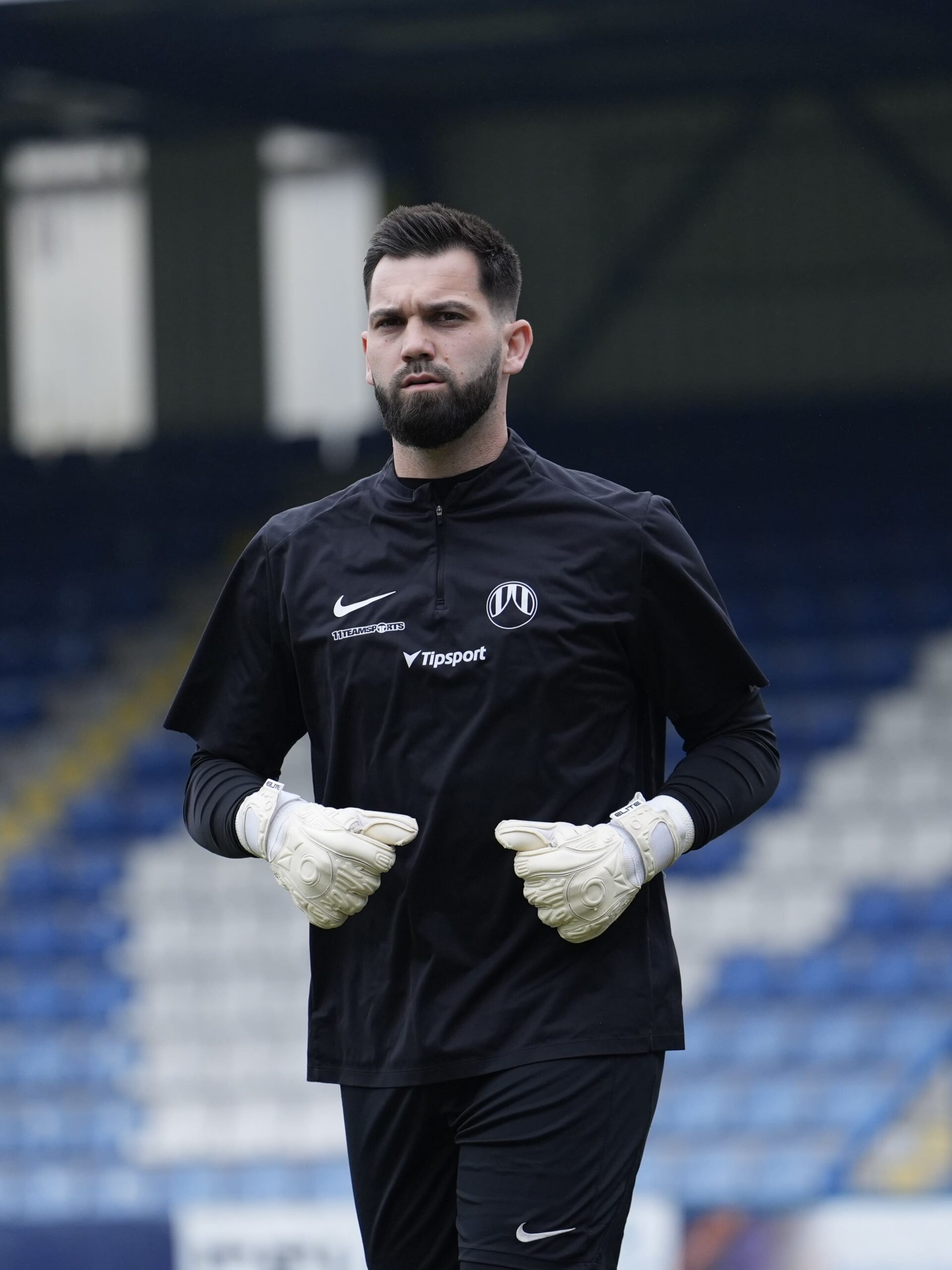 Tomáš Koubek bramkarz FC Slovan Liberec rozgrzewki przed meczem z FK Teplice w lidze Czeskiej na stadionie u Nisy w Libercu