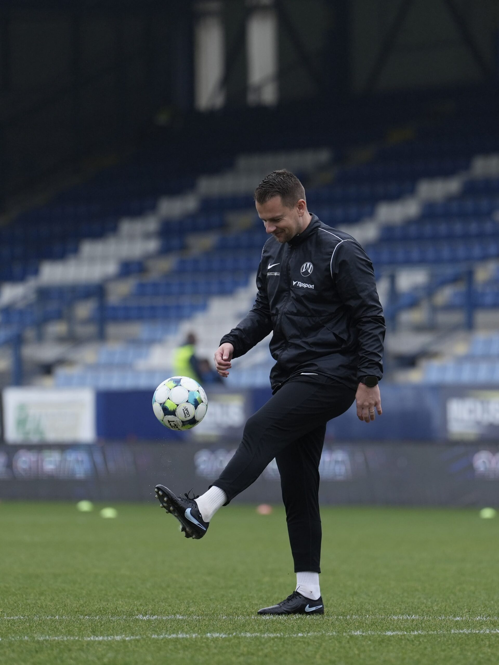 David Hampel trener bramkarzy FC Slovan Liberec rozgrzewki przed meczem z FK Teplice w lidze Czeskiej na stadionie u Nisy w Libercu