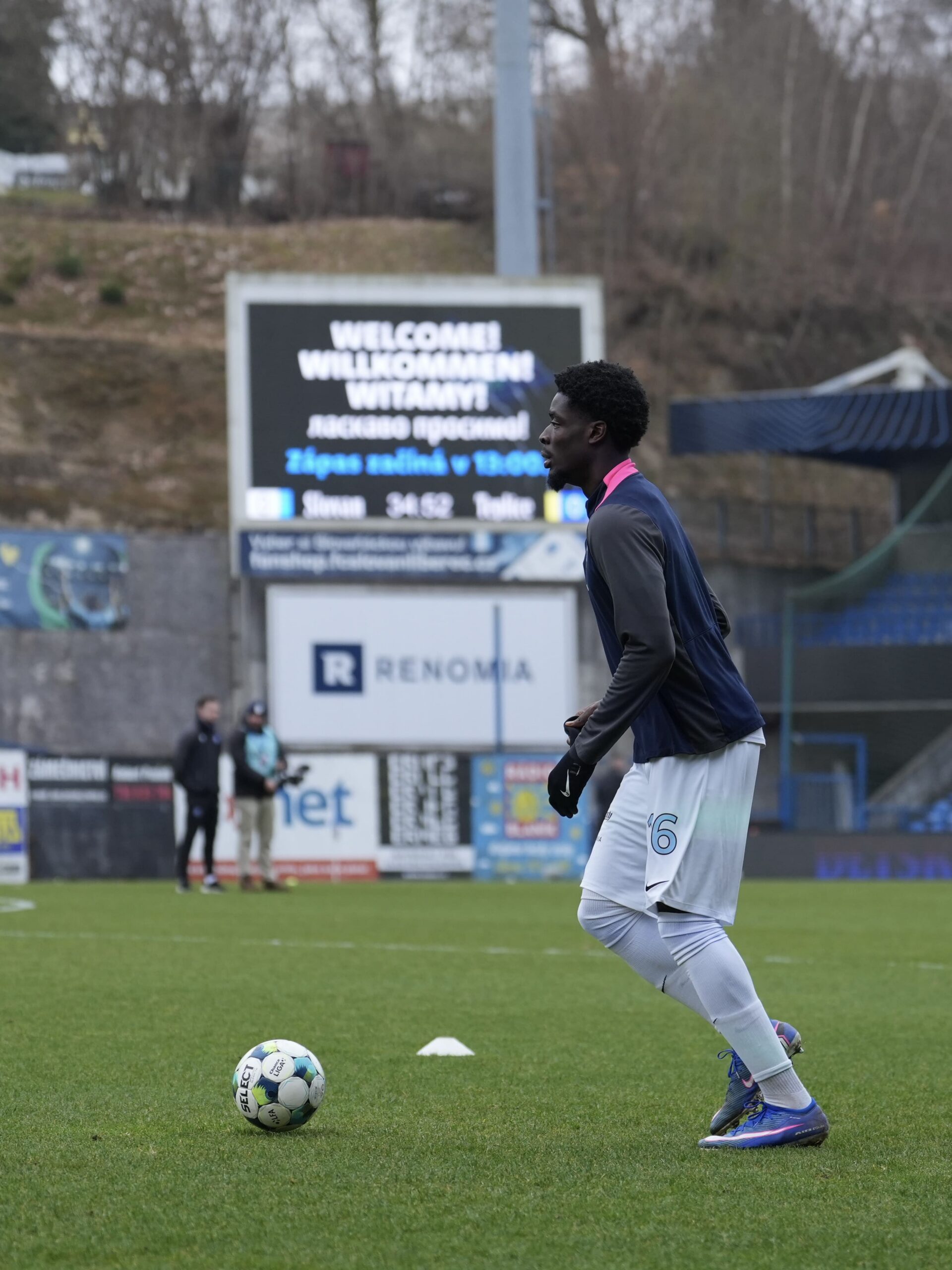 Ange N'Guessan FC Slovan Liberec rozgrzewki przed meczem z FK Teplice w lidze Czeskiej na stadionie u Nisy w Libercu
