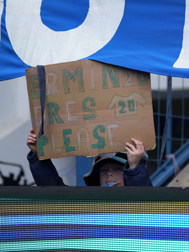 Mały kibic FC Slovan Liberec trzymający plakat z napisem "Ermin dres please" na stadionie u Nisy w Libercu podczas meczu