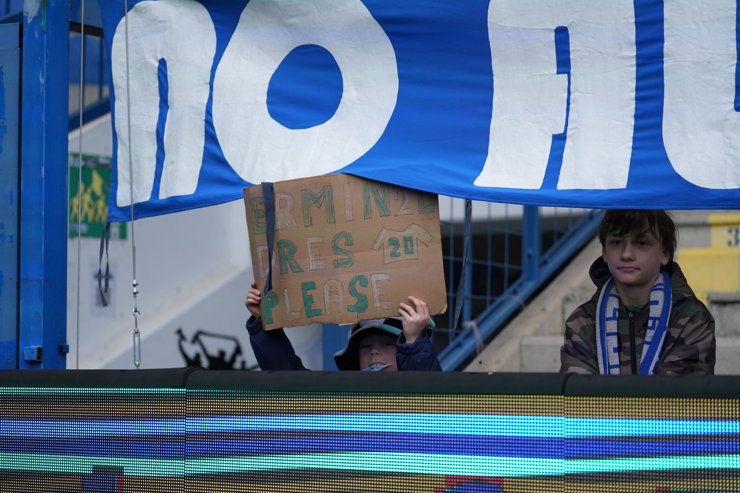 Młody kibic FC Slovan Liberec z plakatem proszącym o koszulkę