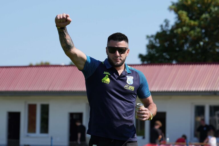 Adrian Jarosz bramkarz piłkarz LKS Lotnik Jeżów Sudecki