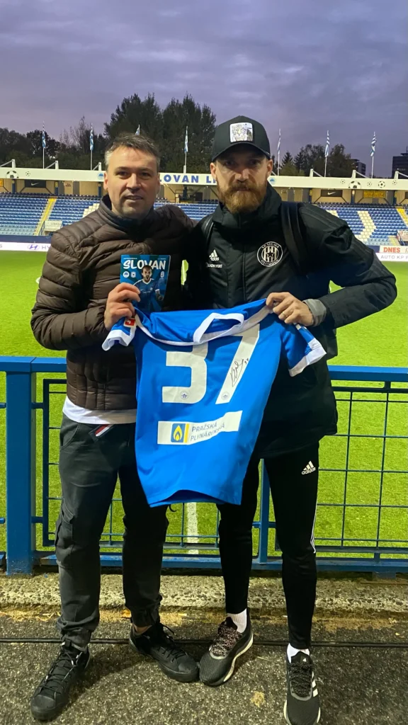 Milan Kerbr trzyma podpisaną koszulkę FC Slovan Liberec