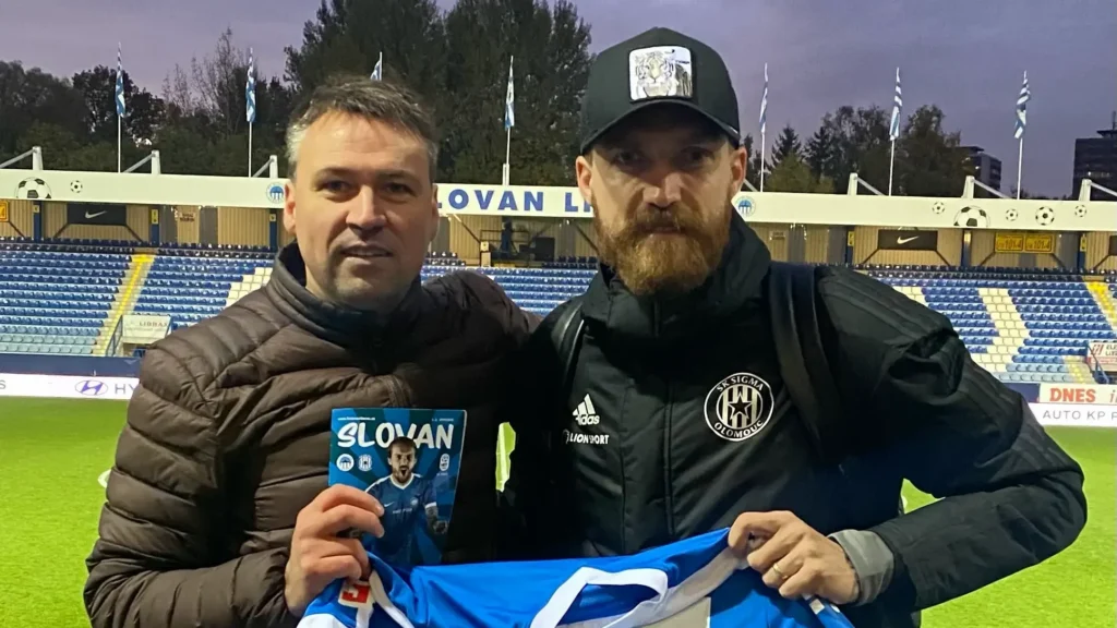 Milan Kerbr trzyma podpisaną koszulkę FC Slovan Liberec